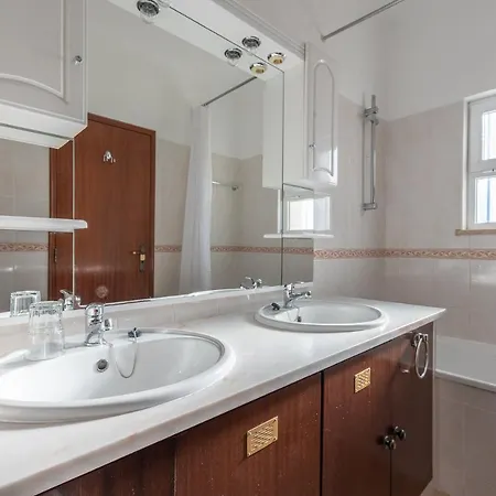 Guita - Incredible Location, Gale, Short Walk To Beach, Restaurants, Shops גיאה