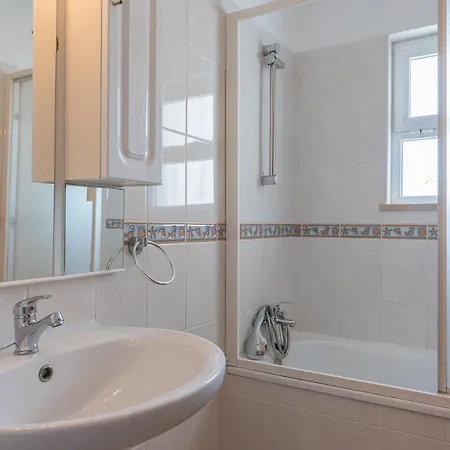 Guita - Incredible Location, Gale, Short Walk To Beach, Restaurants, Shops גיאה